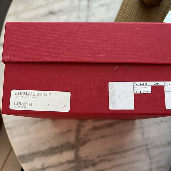 New VALENTINO GARAVANI V Logo Signature Black Leather Pumps EUR 37 N/B - Picture 16 of 16